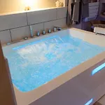 Sauna King Size Bed & Equipped Kitchen *