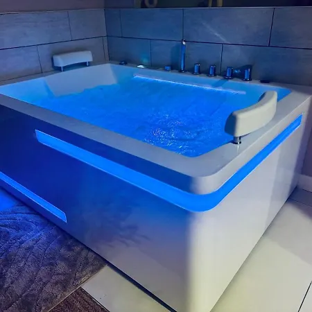 Sauna King Size Bed & Equipped Kitchen