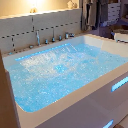 Sauna King Size Bed & Equipped Kitchen *