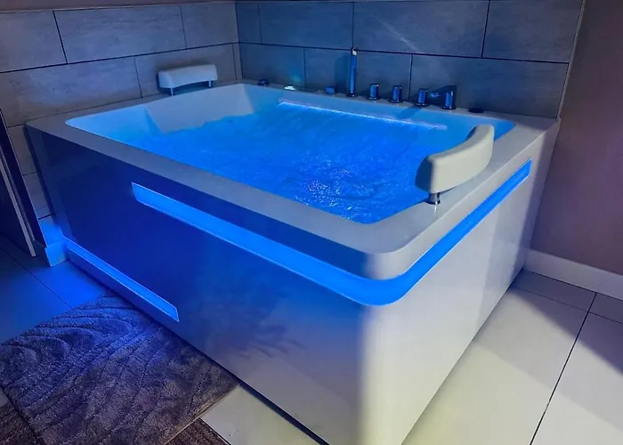 Sauna King Size Bed & Equipped Kitchen