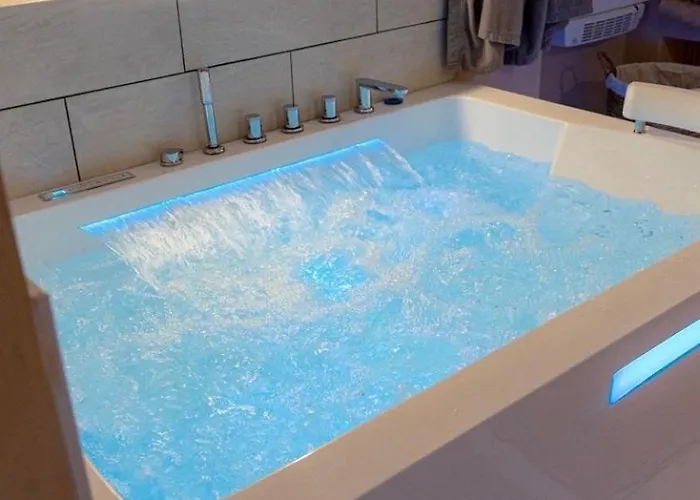 Sauna King Size Bed & Equipped Kitchen *